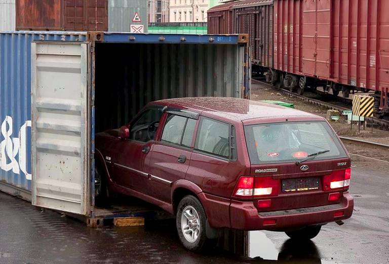 Сколько стоит перевозка жд сеткой автомобиля  из Омска в Владивосток